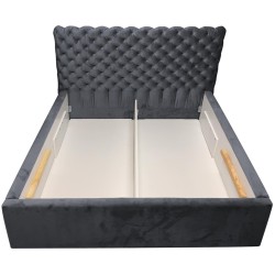 Łóżko tapicerowane z wezgłowiem Figgo na białym tle skrzynia