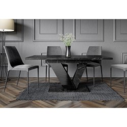 Nowoczesny styl w salonie z czarnym stołem z krzesłami