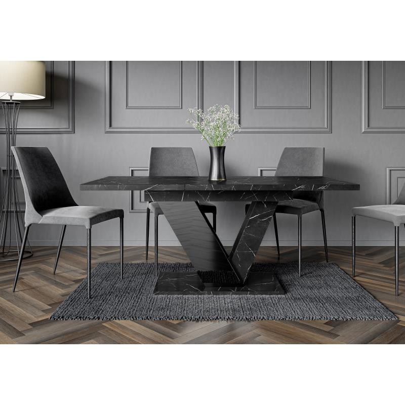 Nowoczesny styl w salonie z czarnym stołem z krzesłami