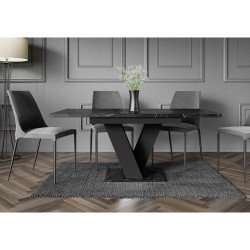Stół do salonu Masiv Royal z krzesłami, które estetycznie dopasowują się w salonie