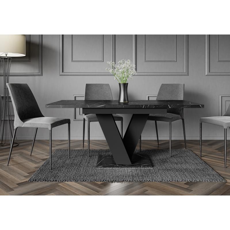 Stół do salonu Masiv Royal z krzesłami, które estetycznie dopasowują się w salonie