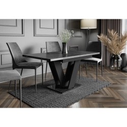 Stół do salonu Masiv Royal z krzesłami, które estetycznie dopasowują się w salonie, z lewej strony