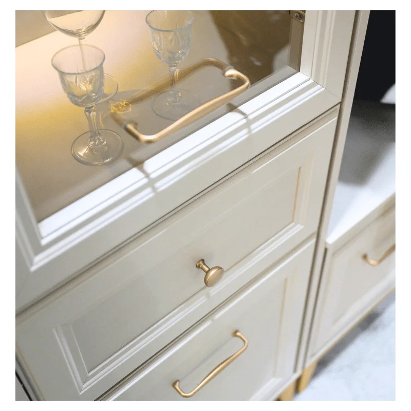 Charlott | Wąska witryna z przeszklonym frontem