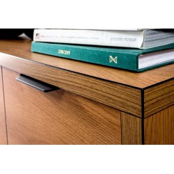 Komoda z witryną FUN – nowoczesna i funkcjonalna, dąb karmel